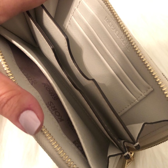 MICHAEL KORS Wristlet, pristine! - Picture 3 of 5